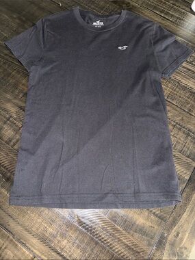 Hollister Men's Short-Sleeve Crewneck Tee in Black